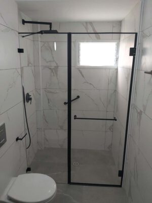 מקלחון חזית קבוע ודלת פרזול שחור